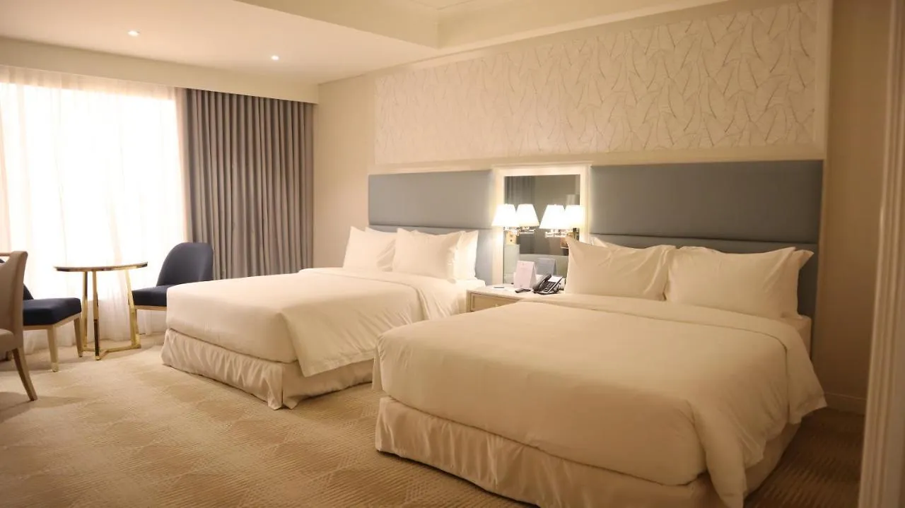 Royce Hotel&Casino Clark Field 3*,