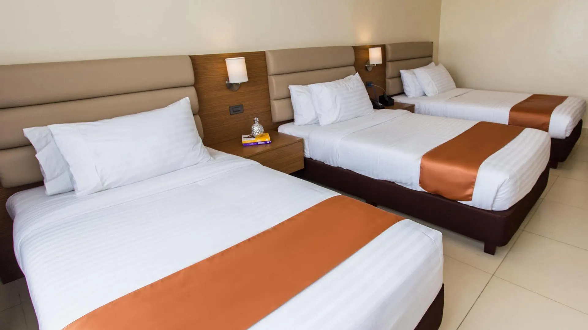 Royce Hotel&Casino Clark Field Hotel